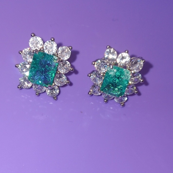 Jewelry - Elegant silver green stud earrings